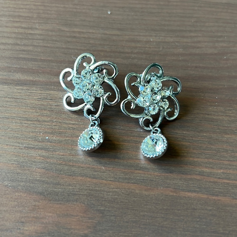 Crystal silver tone swirl drop dangle earrings shiny bling sparkle